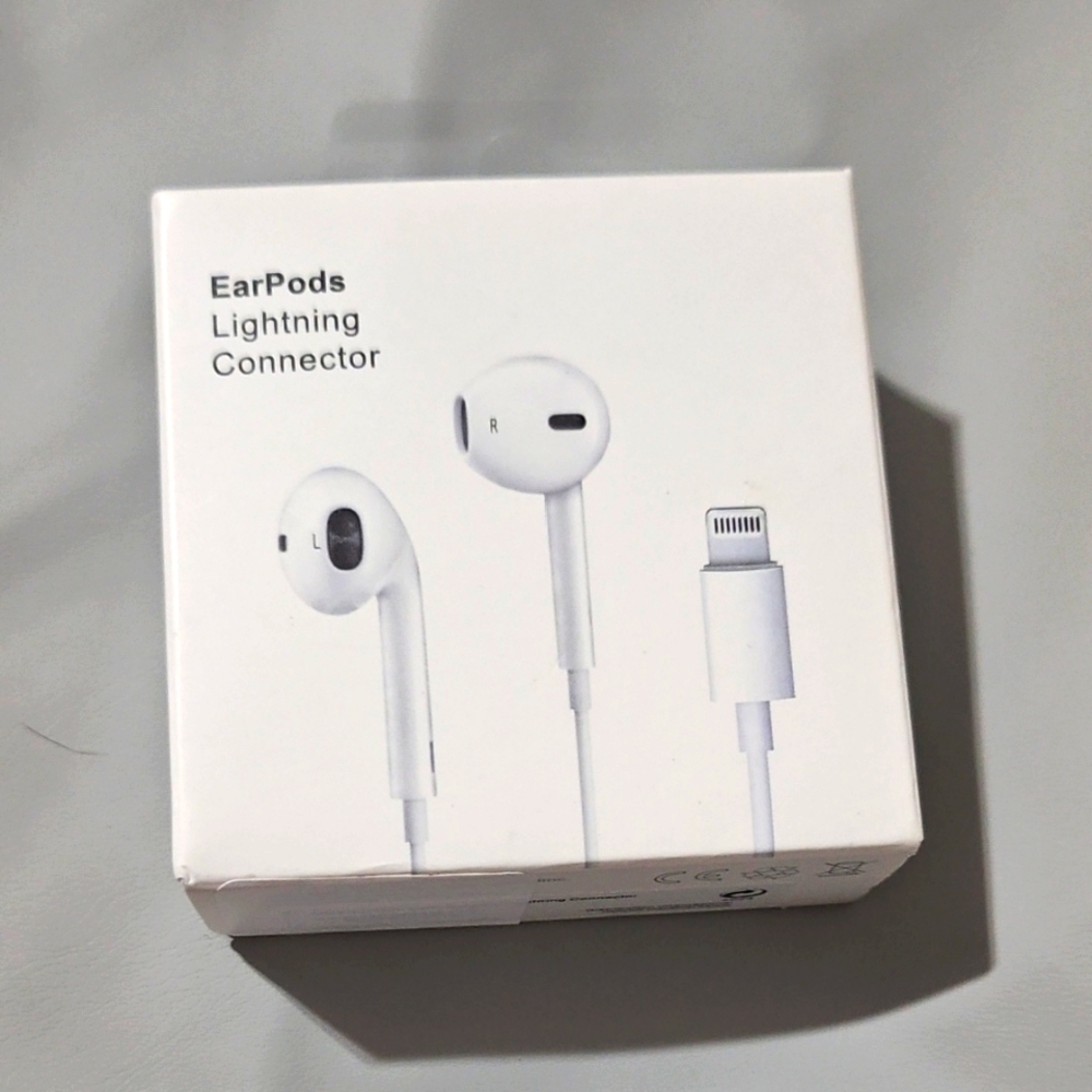 Apple EarPods with Lightning Connector - White - Picture 2 of 5